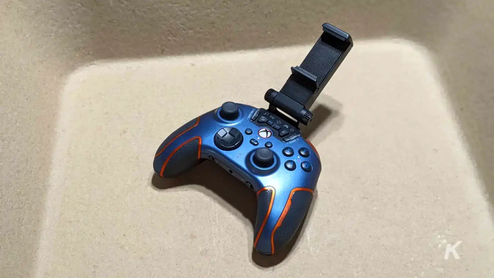 Rezension: Turtle Beach Recon Cloud 7 Turtle beach recon cloud controller on a brown background