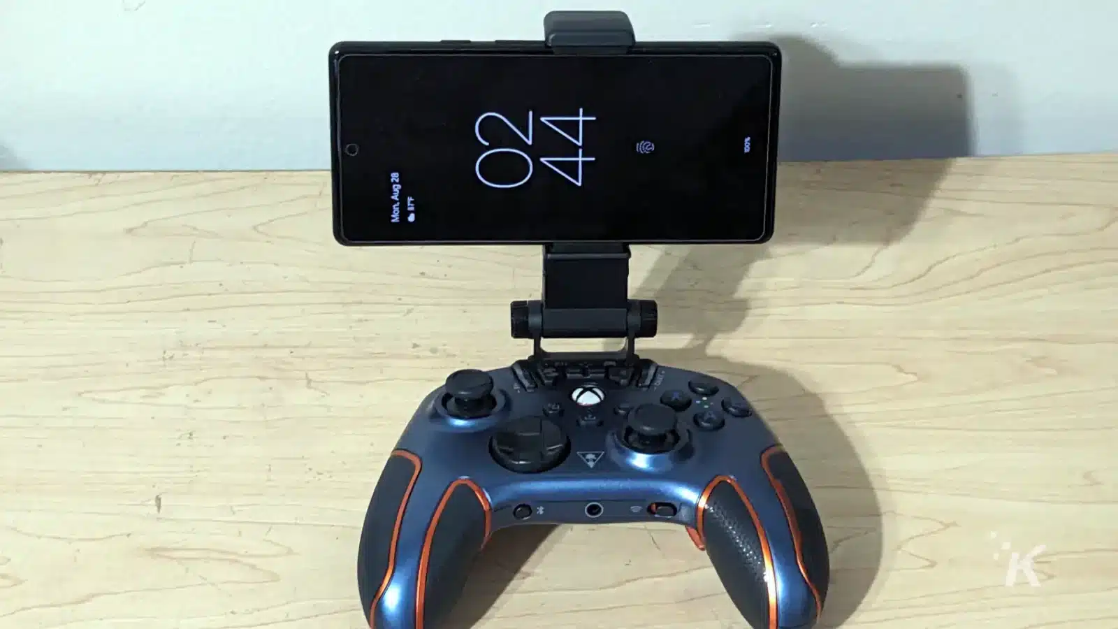 Rezension: Turtle Beach Recon Cloud 8 Turtle beach recon cloud controller with a phone clamped in the upper portion