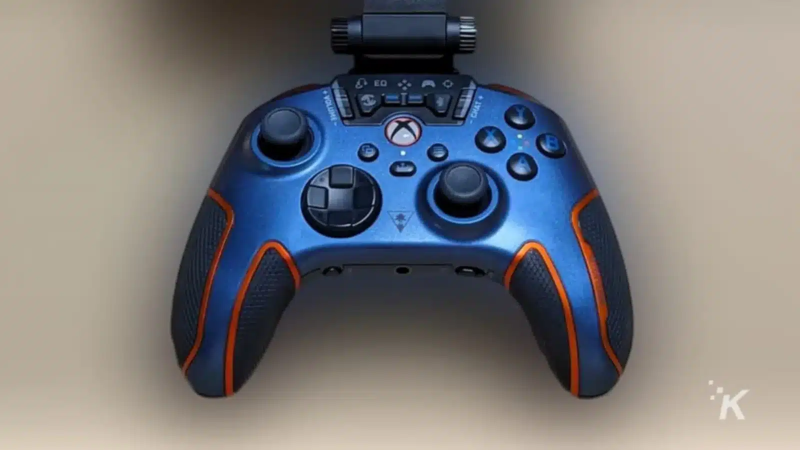 Rezension: Turtle Beach Recon Cloud 3 The game controller is close up.