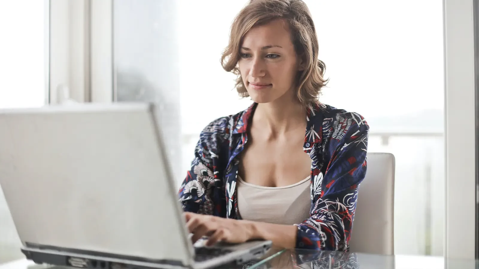 browser berani vs. duckduckgo: mana yang lebih baik untuk penggunaan sehari-hari? 5 Woman typing on laptop