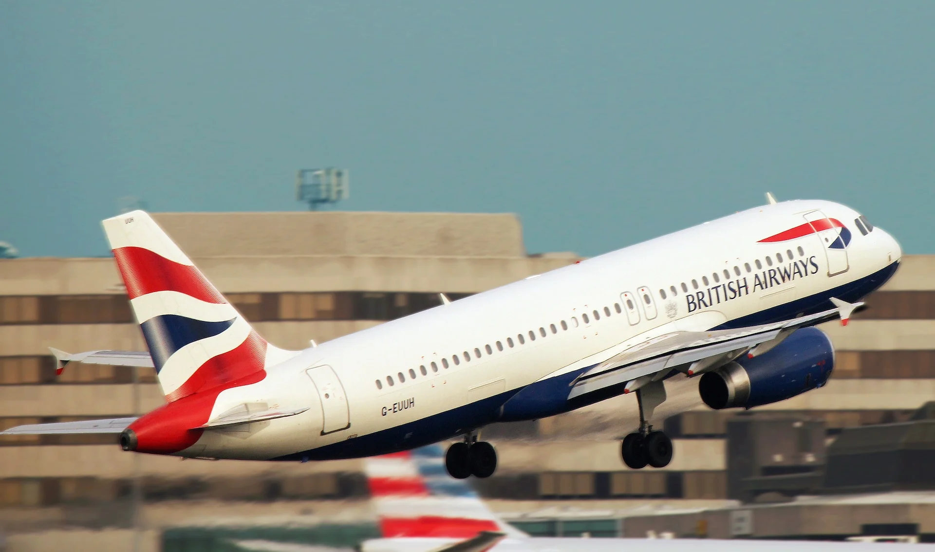 Startujący samolot British Airways can you take power bank on plane