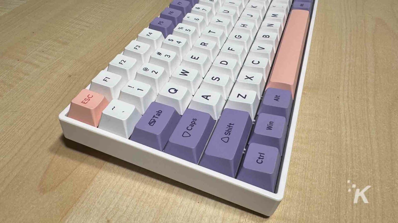 Teclado mecánico Epomaker ep84 plus sobre escritorio desde el lado izquierdo