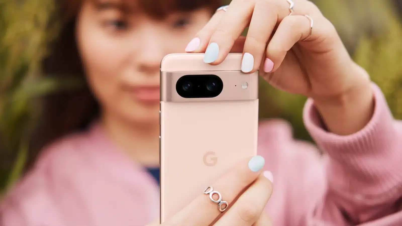 La serie Pixel 8 apporta miglioramenti alle fotocamere e al display A person holds a google pixel 8 in pink color