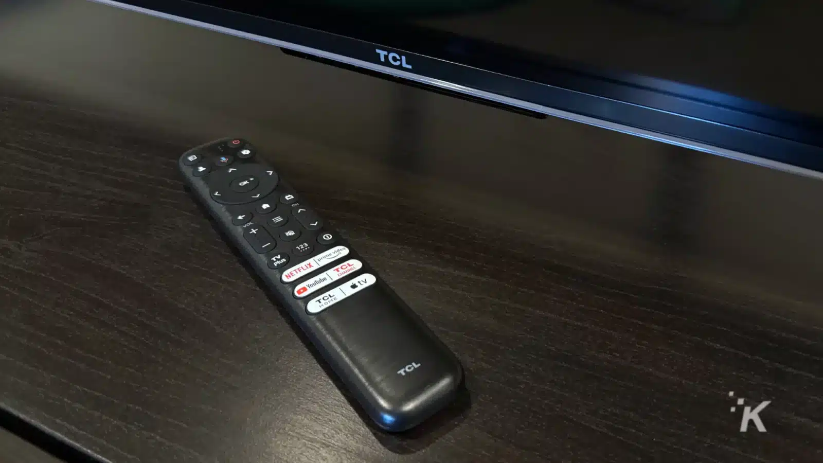 Testbericht: TCL Q7 65-Zoll-QLED-Fernseher A tcl remote control sits on a table.