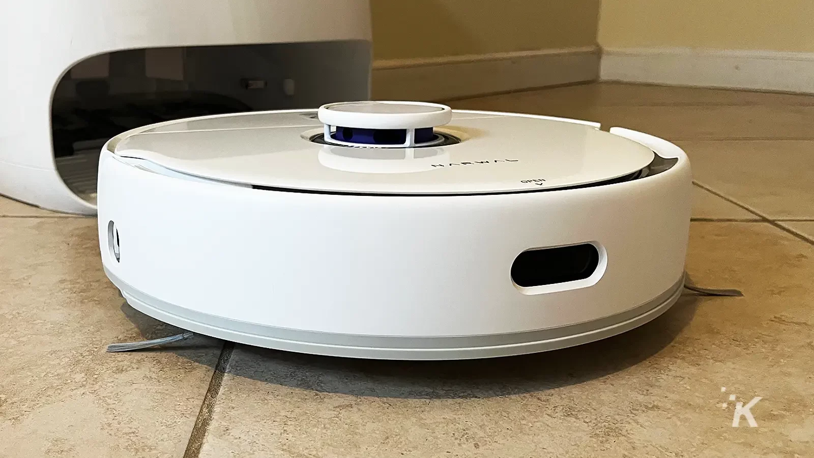 narwal freo のロボット掃除機とモップで手間のかからない掃除をお楽しみください Narwal freo vacuum on floor