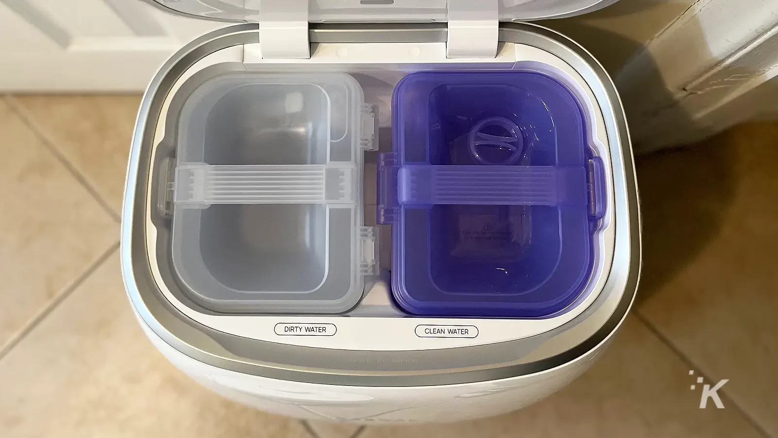 narwal freo のロボット掃除機とモップで手間のかからない掃除をお楽しみください Narwal freo vacuum with cover removed showing water containers