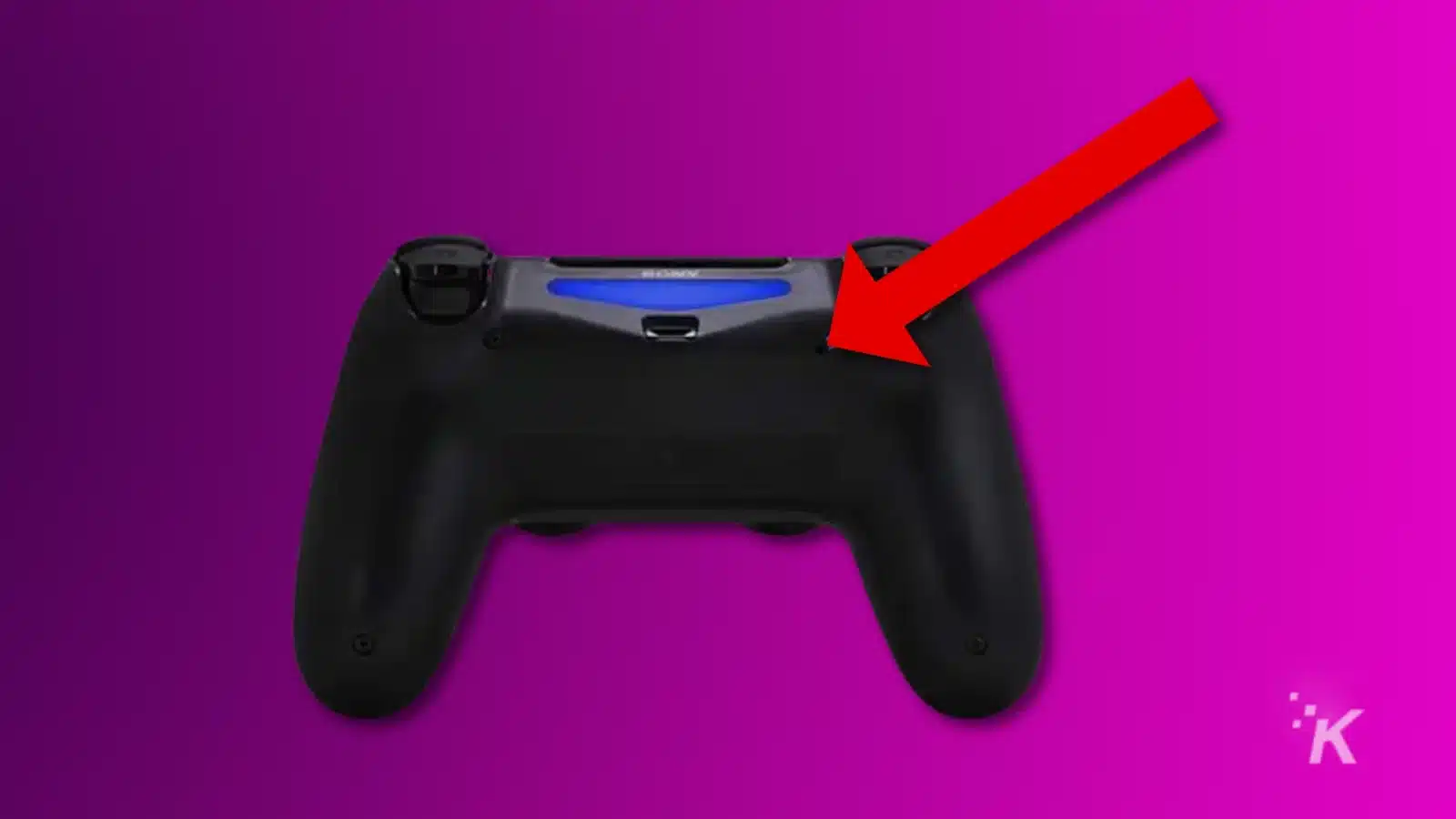 cum să repari un controler ps4 care nu funcționează Rear view of dualshock 4 controller with the reset button highlighted