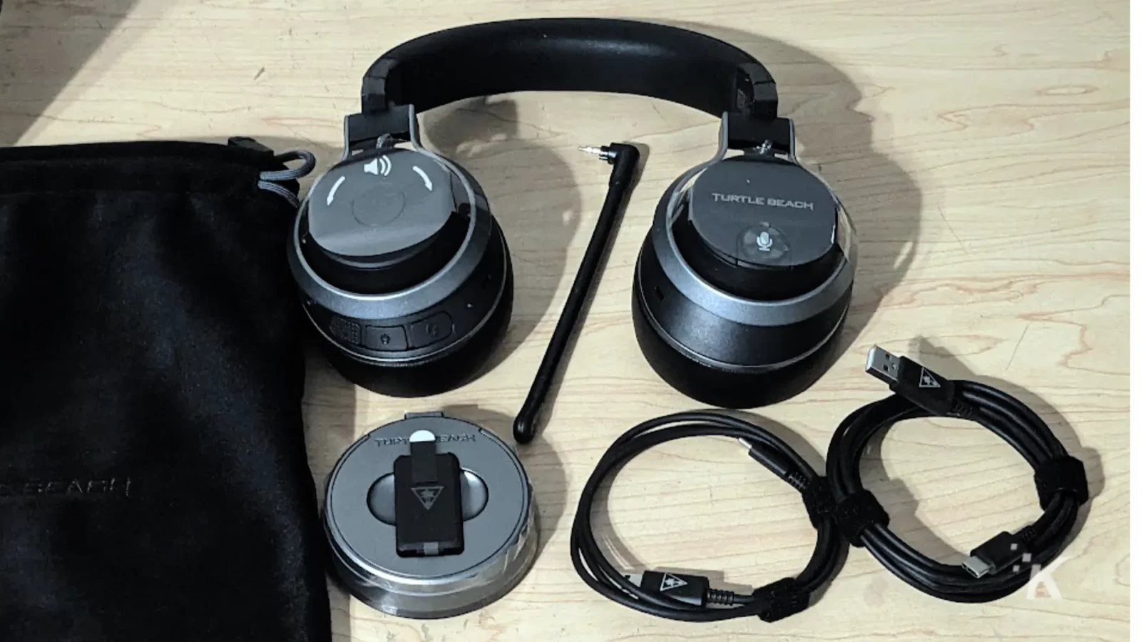 مراجعة: سماعة رأس ترتل بيتش ستيلث برو A black bag with a turtle beach af headphone, camera, cable, and other everyday carry gadgets and accessories is strapped to the side.