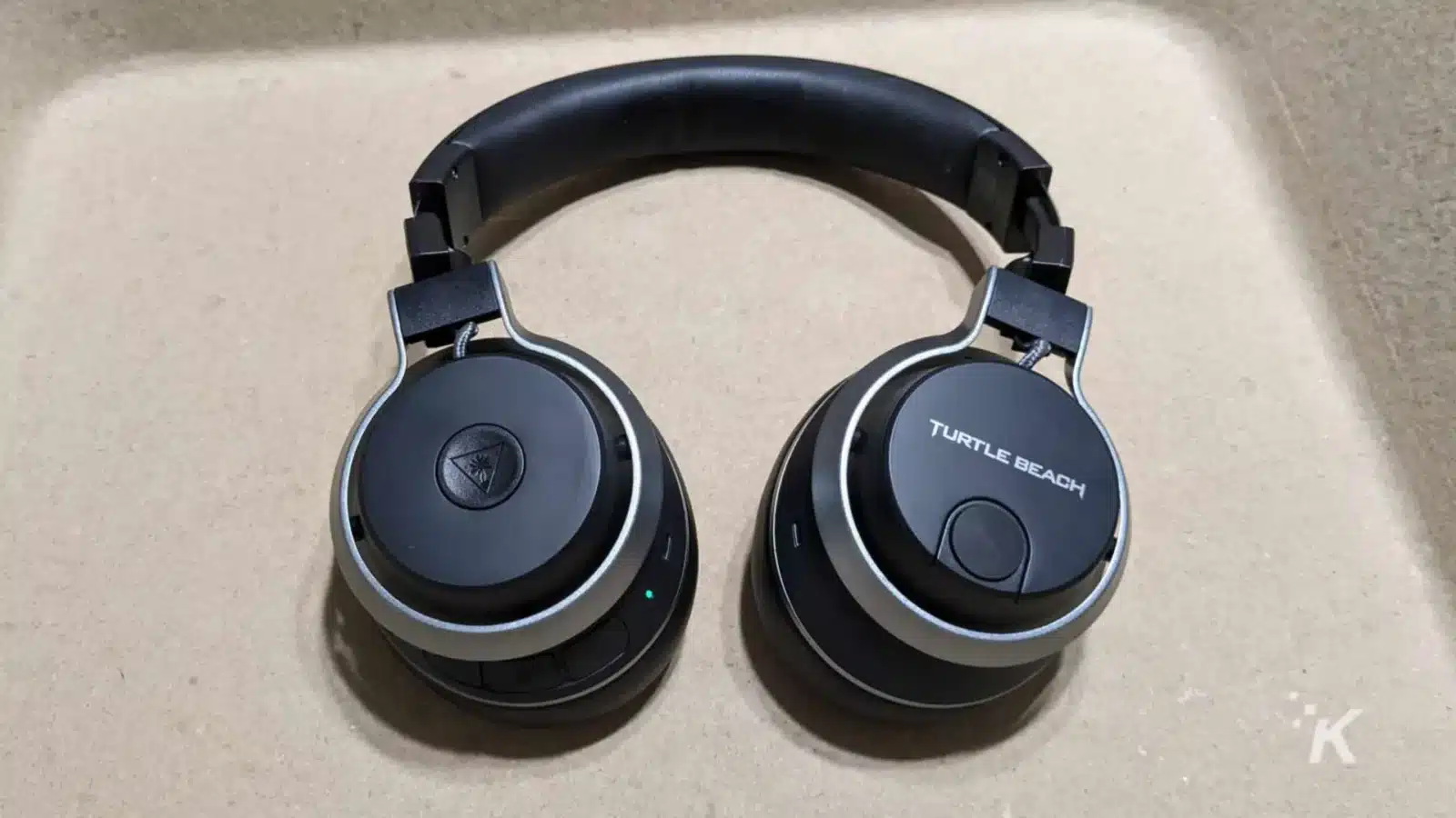 مراجعة: سماعة رأس ترتل بيتش ستيلث برو A headset with headphones and ear pads is connected to an electronic device, providing audio through turtle beach k headphones.