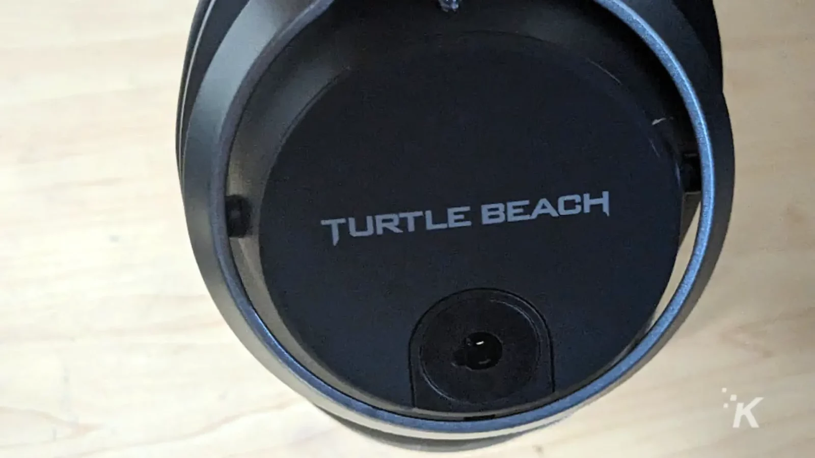 مراجعة: سماعة رأس ترتل بيتش ستيلث برو A circular lens sits atop a turtle beach k headset.