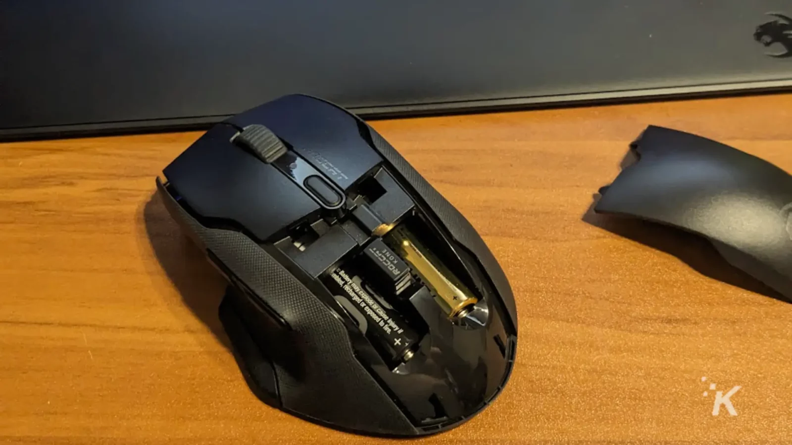 Revisão: Roccat Kone Air Mouse Roccat kone air wireless mouse with battery cover open