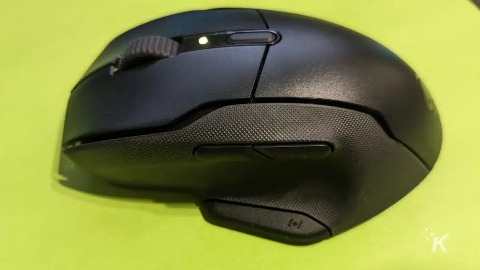 Revisão: Roccat Kone Air Mouse Roccat kone air wireless mouse on a yellow-green background