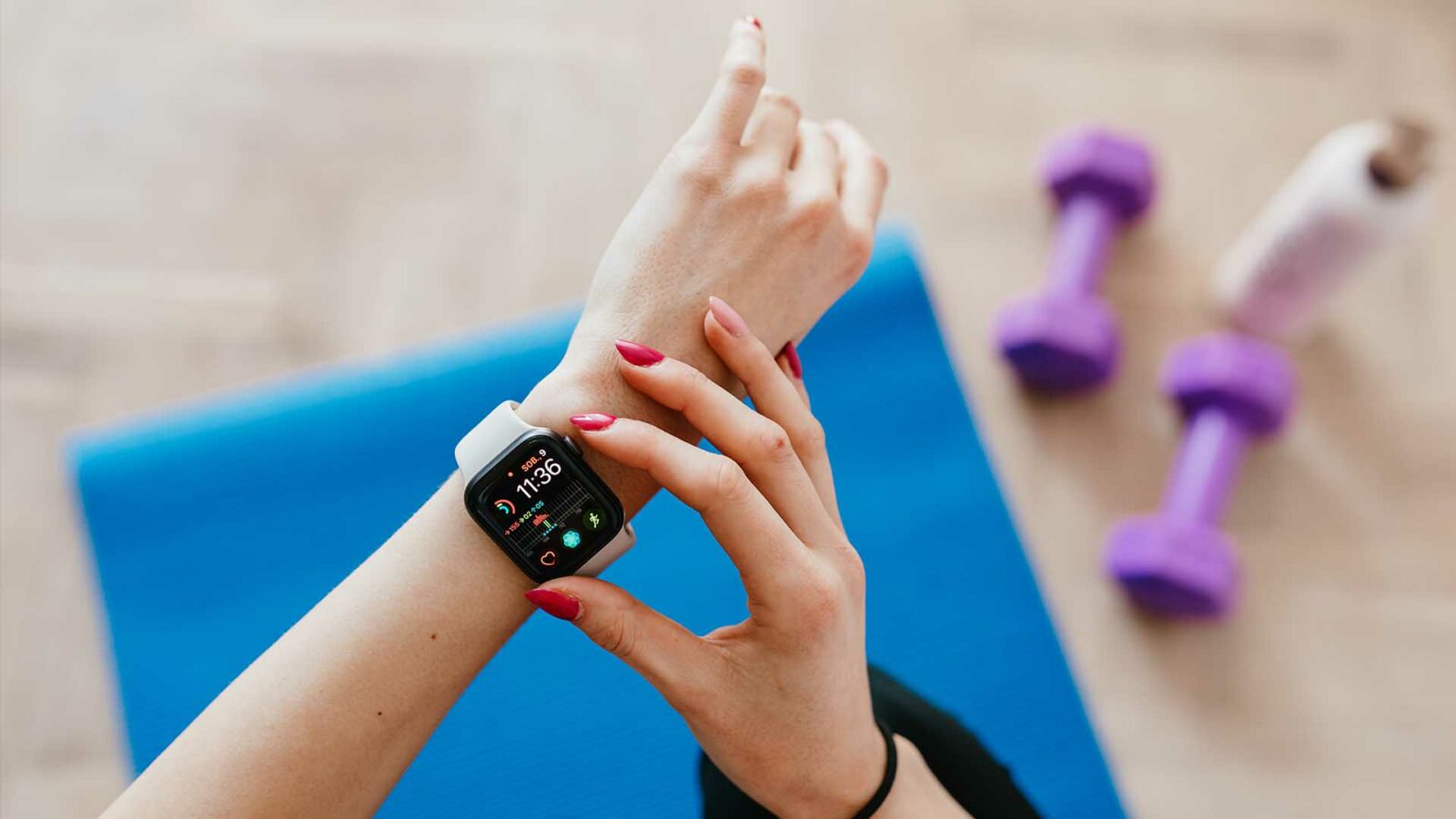 Une personne tient une montre intelligente utilisant le feedback heptique
