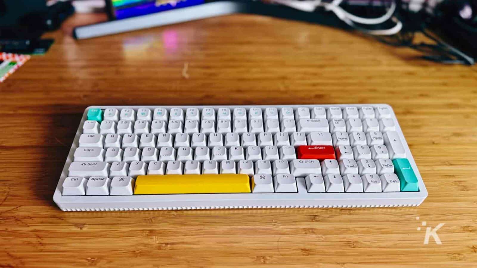 Nuphy halo96 mekanik klavye ahşap masa üzerinde.
