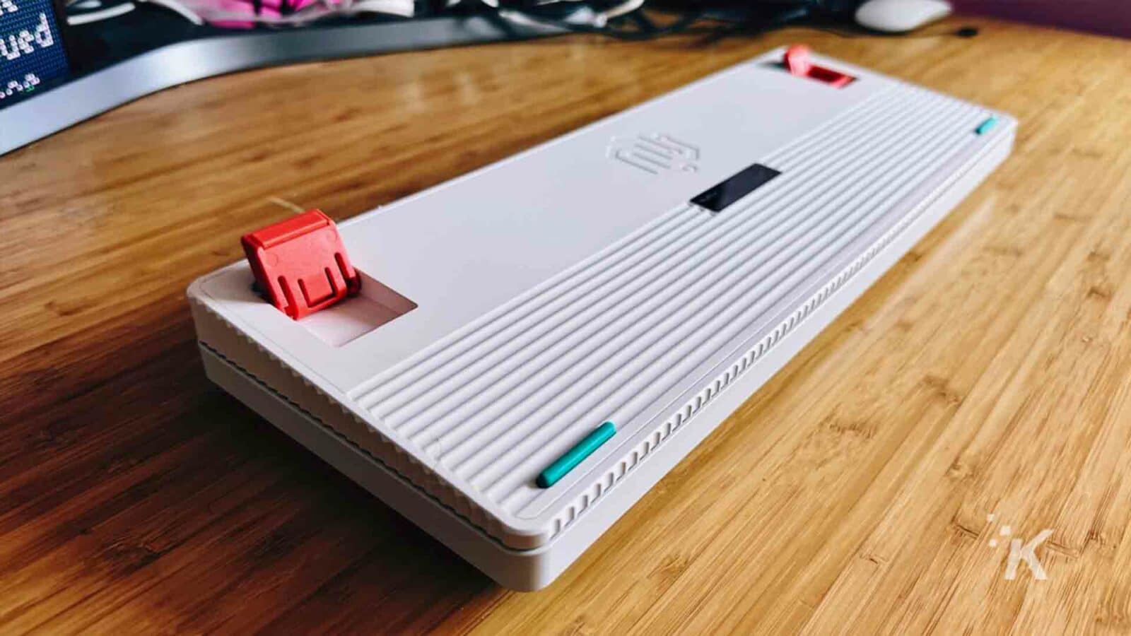 Ahşap masa üzerinde Nuphy halo96 mekanik klavye alt kısmı