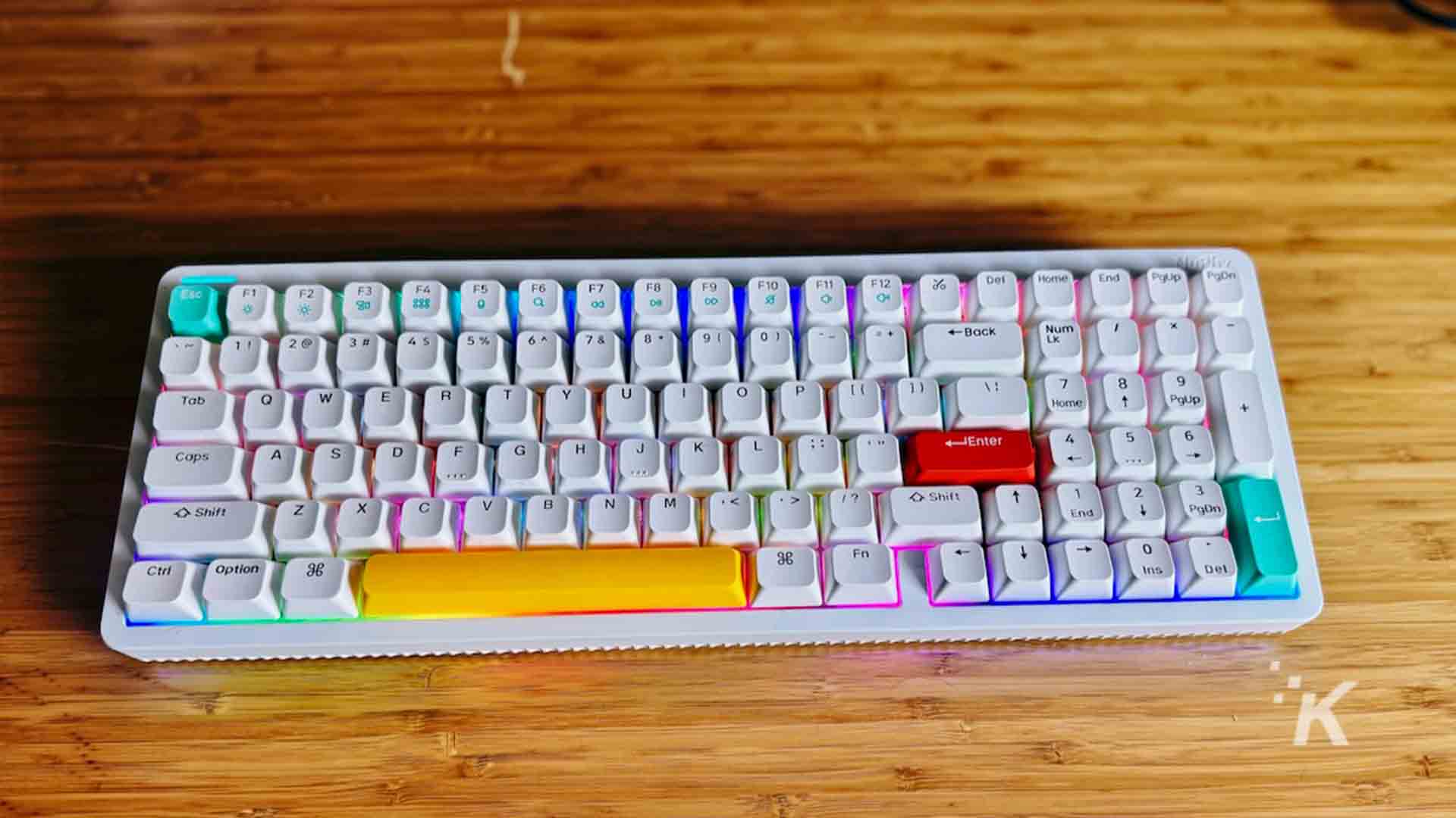Nuphy halo96 mekanik klavye ahşap masa üzerinde.