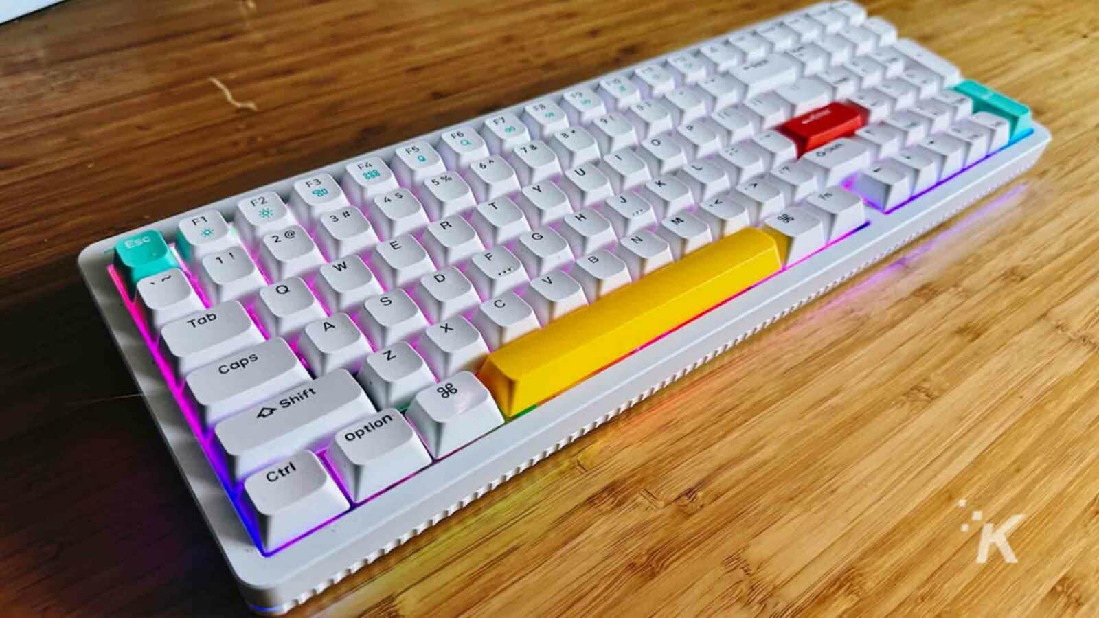 Nuphy halo96 mekanik klavye ahşap masa üzerinde.