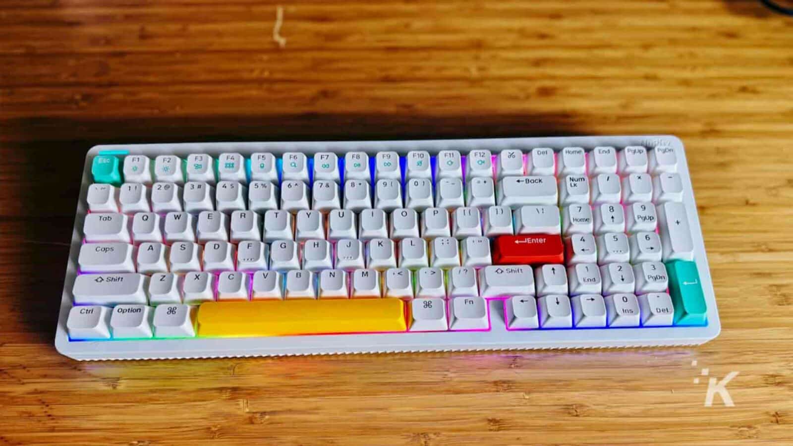 Nuphy halo96 mekanik klavye ahşap masa üzerinde.