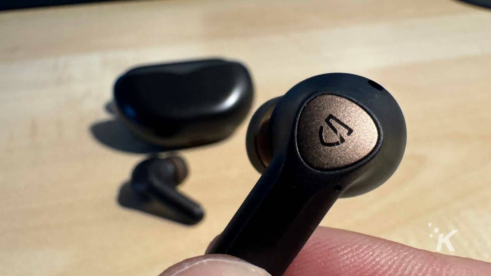 Fone de ouvido Soundpeats air4 pro na mão