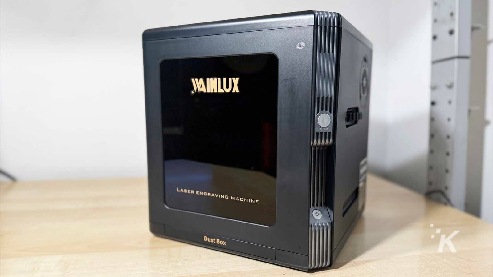 Wainlux k8 レーザー彫刻機がテーブルに置かれています