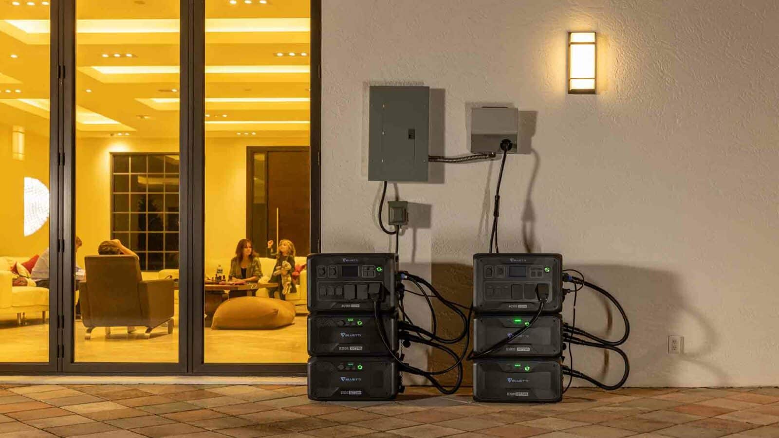 街路灯が建物内の機械を照らし、屋外の窓からは街の景色が見えます。 Bluetooth 電源バックアップ付き