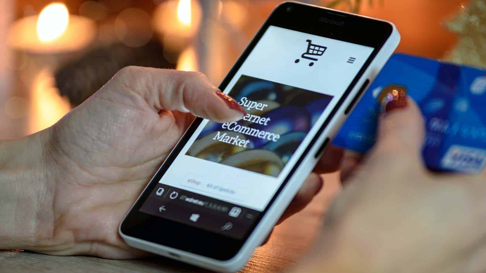 Cep telefonundan bir web sitesine bakan kişi