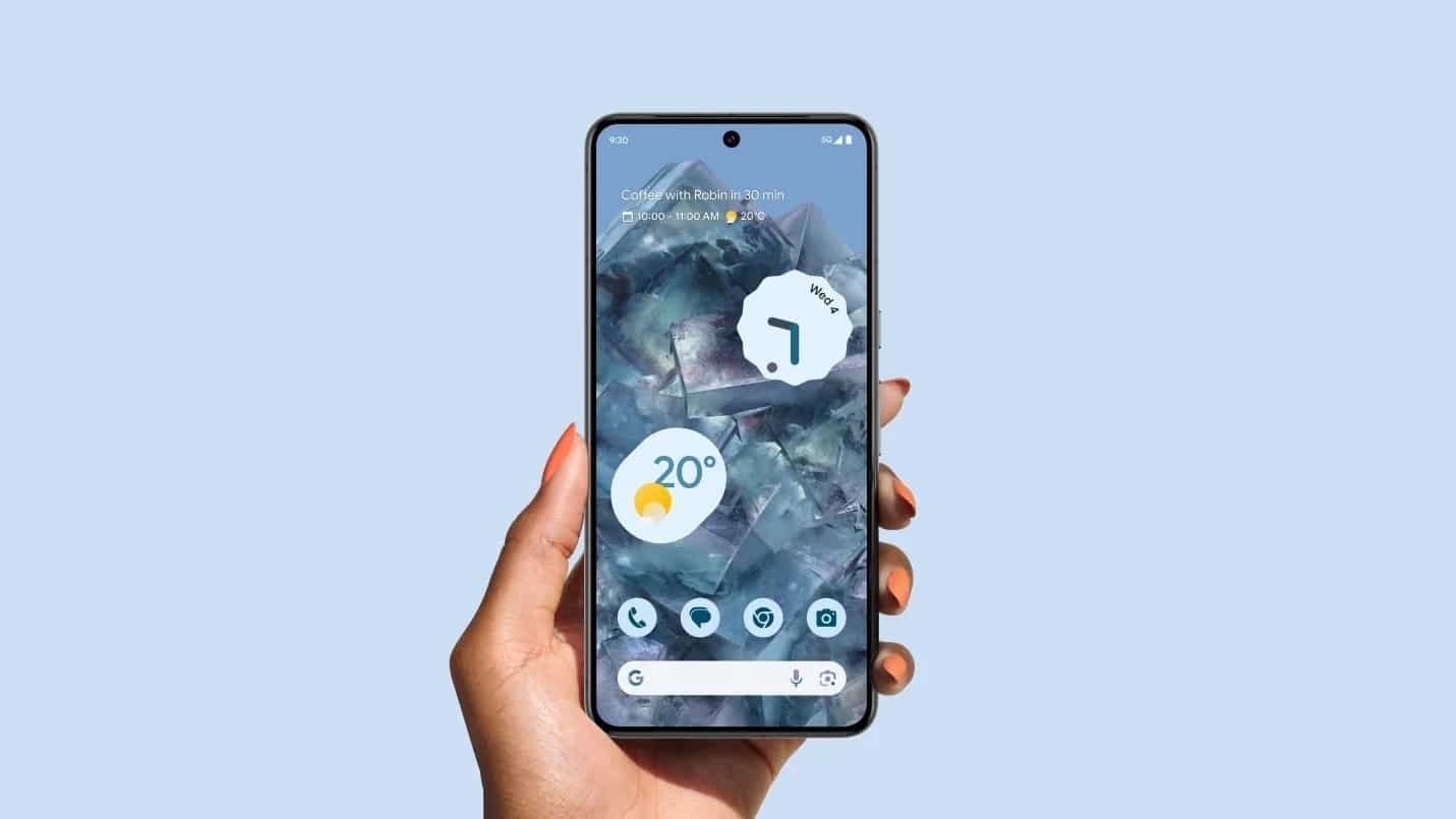 用户与 Google Pixel 8 Pro 上的图形用户界面和应用程序进行交互