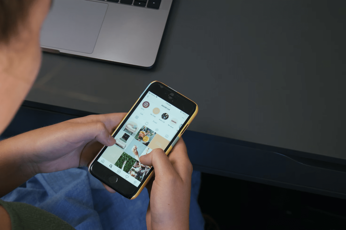 Persona sosteniendo un teléfono, mirando el feed de Instagram