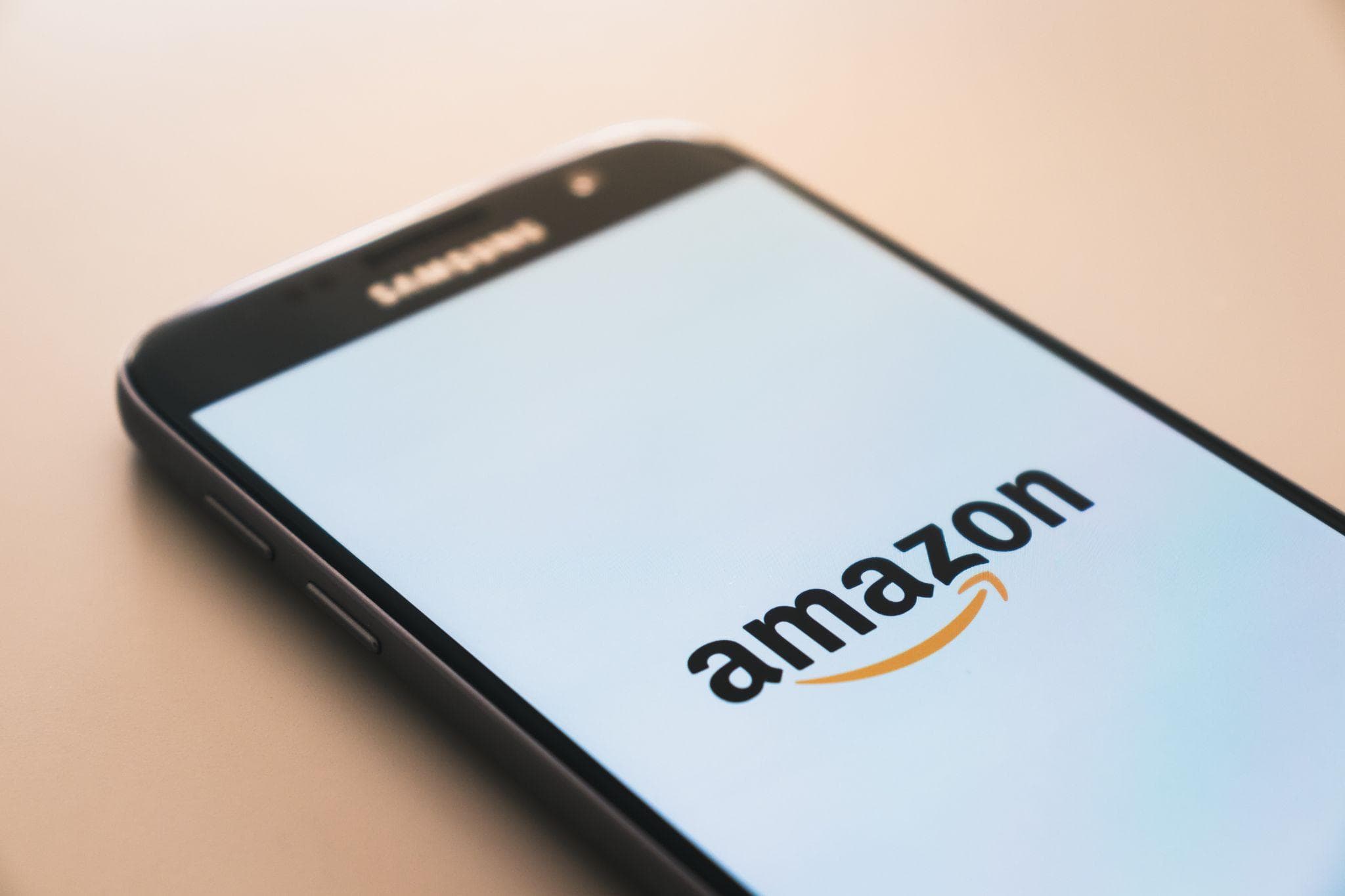 El logo de Amazon en la pantalla de un teléfono móvil