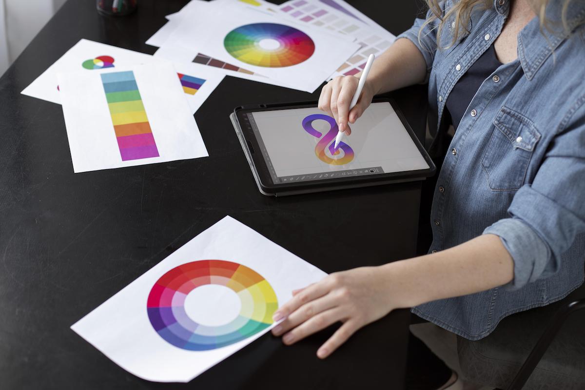 그래픽 태블릿 작업을 하는 로고 디자이너 Logo designer working on a graphic tablet