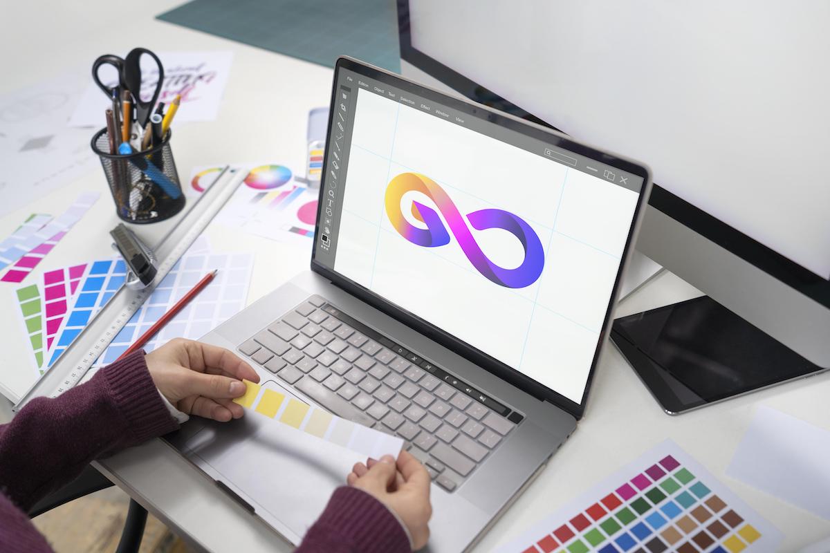 노트북에서 작업하는 그래픽 디자이너 Graphic Designer working on laptop