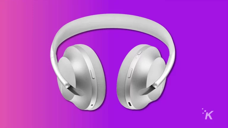 早速、Bose 700 ヘッドフォンを 79 ドル引きで購入し、現在は 299 ドルです Bose noise canceling headphones 700 on purple background