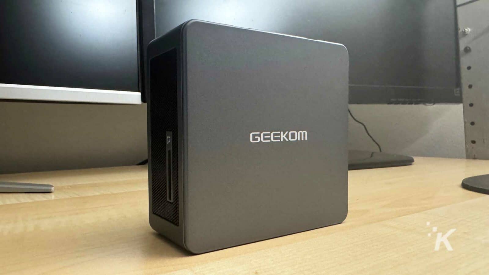 Geekom mini it11 pc บนโต๊ะ