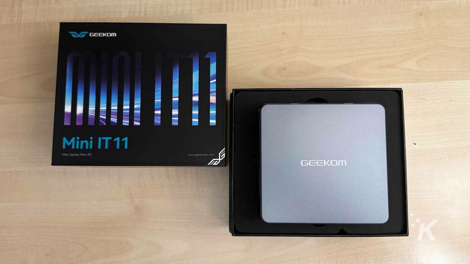 Geekom mini it11 pc ข้างกล่อง