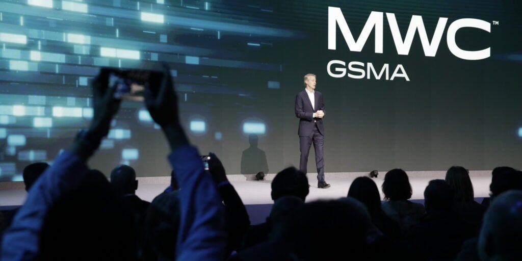 Pejabat GSMA berbicara di atas panggung selama keynote MWC, salah satu acara konferensi teknologi terbesar