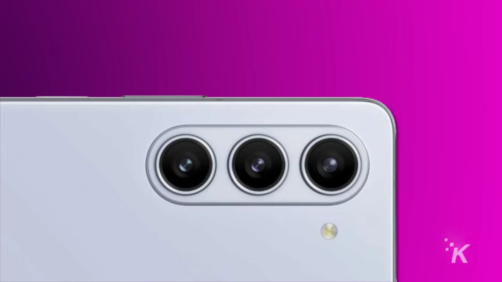 Galaxy Z Fold 5 vs Oneplus Open:竞争很好 Render of the galaxy z fold 5 showing its camera bump