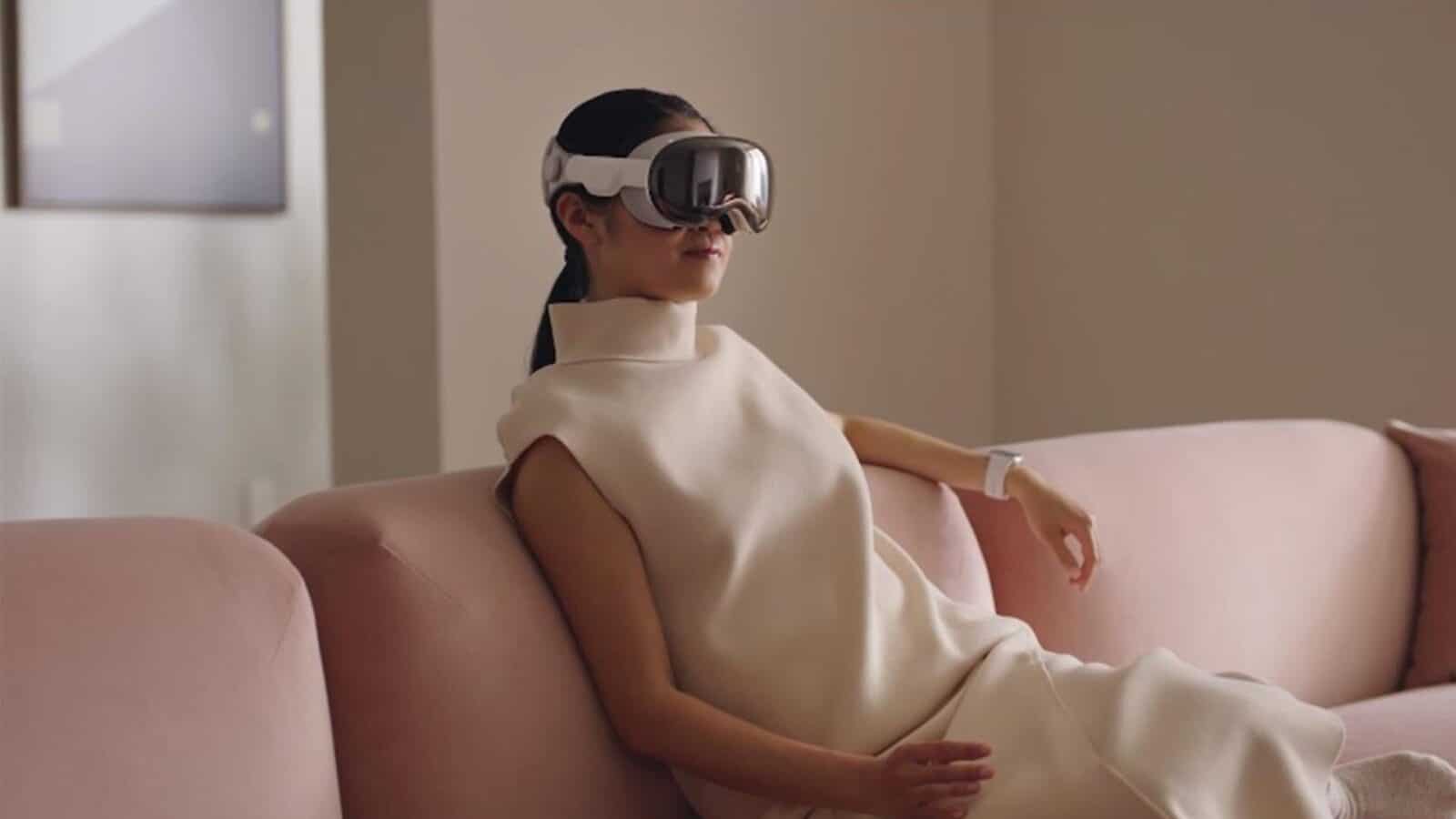 Oturma odası ortamında Apple Vision Pro kullanan bir kişi.