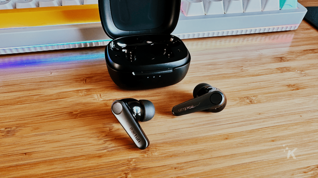 Auriculares Earfun en el escritorio de la oficina