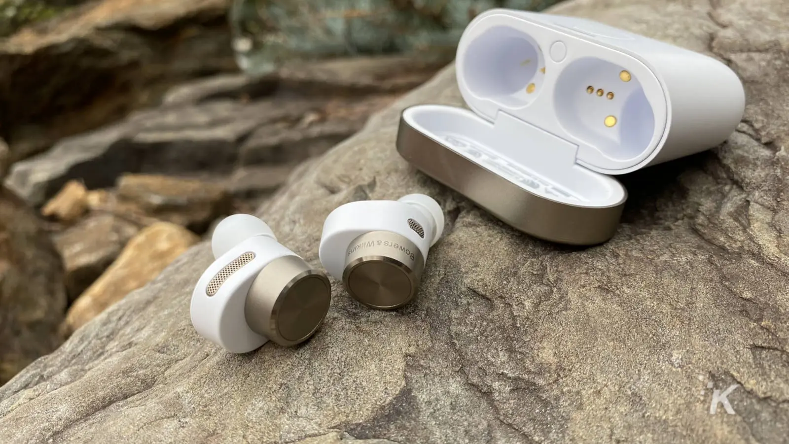 los mejores auriculares inalámbricos (2024) Bowers and wilkins pi7 earbuds on a rock