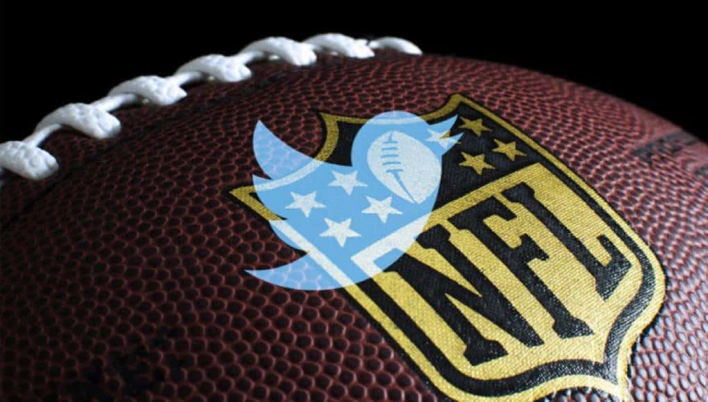 NFL 로고가 있는 축구공 위에 트위터 로고가 겹쳐져 있음