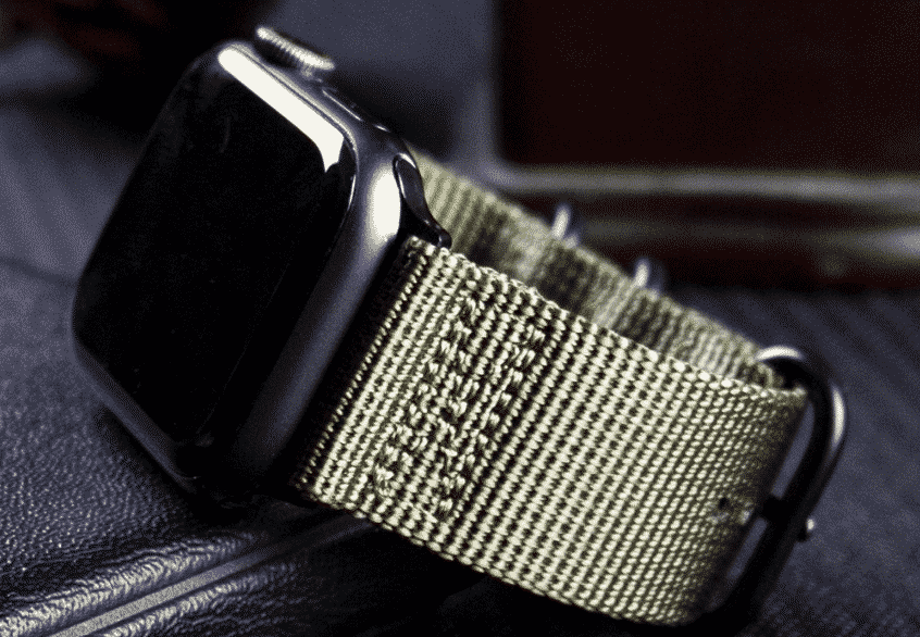 Bu, 44 mm ve 40 mm Apple Watch Series 5 için Naylon Kumaş Kordondur.