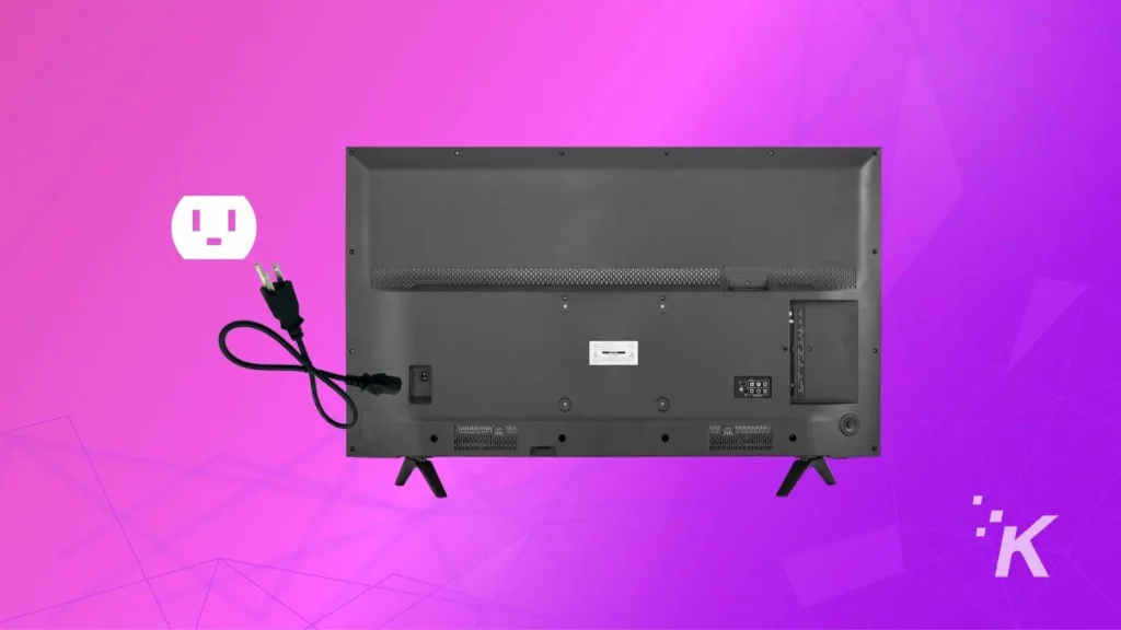 come risolvere il rumore della TV Hisense (statico, clic, ronzio, schiocco) Image of unplug hisense tv on purple background