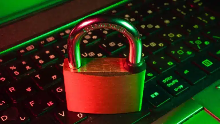 come prevenire il phishing: la tua guida definitiva alla sicurezza online Attack surface and management lock on top of a computer keyboard