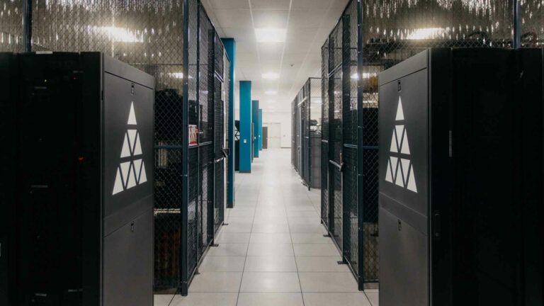 تعزيز عمليات الشبكة من خلال تحديد موقع الخادم Data center with servers on both ends of the room.