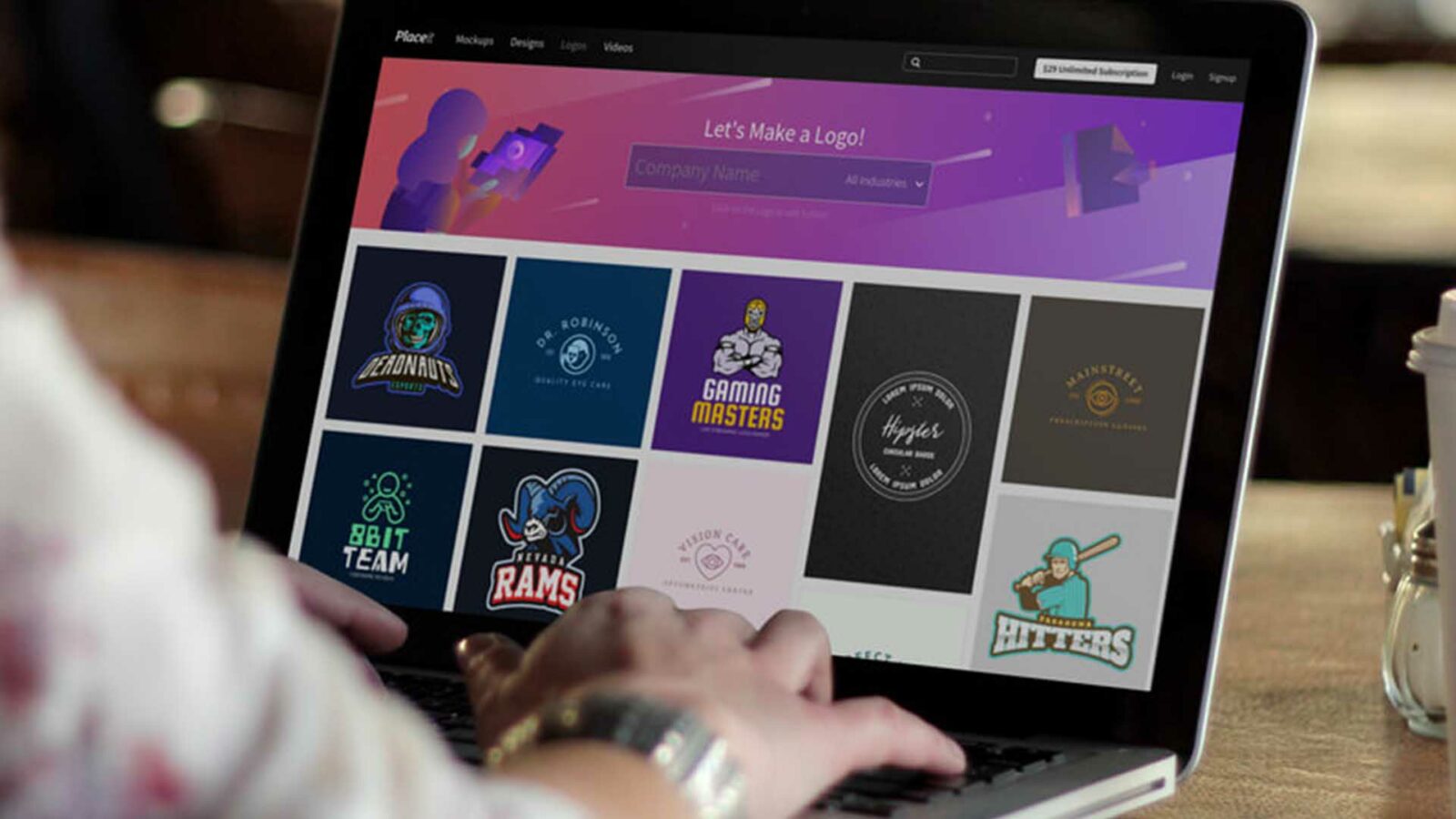 解锁您的品牌标识:如何免费创建徽标 Person starting to make a logo on a free logo maker website called placeit.