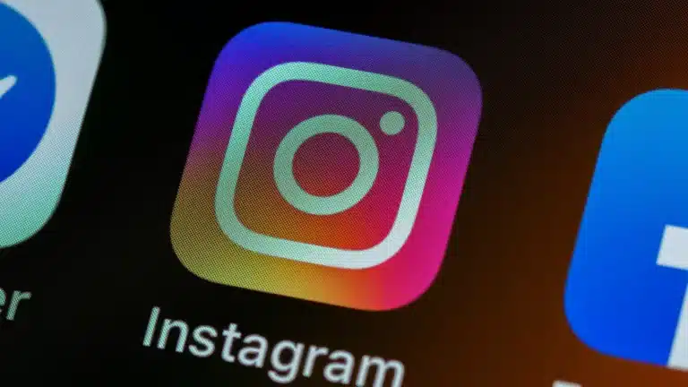 compromiso desatado: la guía 2024 para comprar me gusta en Instagram Instagram app on phone