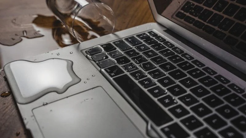 MacBook con danni causati dall'acqua water spilled on macbook