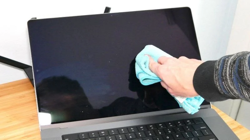 clean your macbook using microfiber cloth
