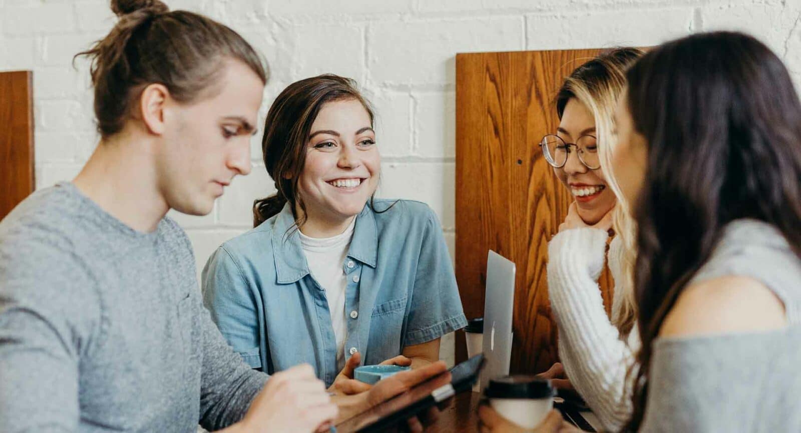 assessgpt は最も包括的な AI エッセイ執筆ソリューションです Students talking