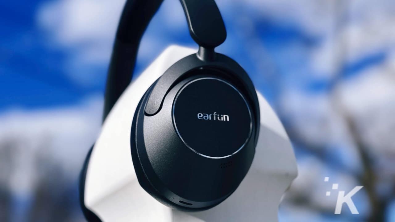 earfun lança fones de ouvido intra-auriculares de US $ 80 com bateria de 80 horas Close-up of earfun branded over-ear headphone with blurred blue sky and clouds in the background.